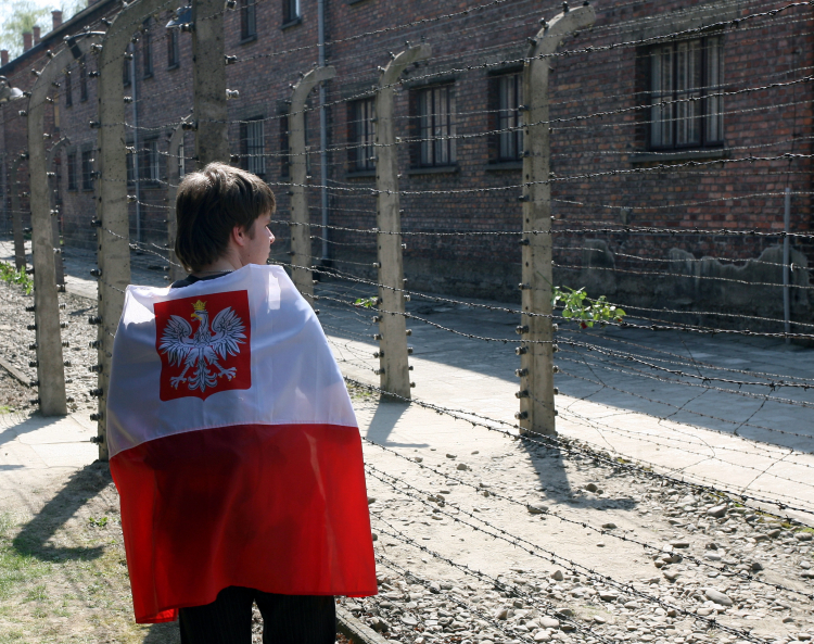 Uczestnicy Marszu Żywych na terenie byłego obozu zagłady KL Auschwitz w Oświęcimiu w 2009 r. Fot. PAP/Jacek Bednarczyk