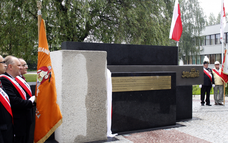 Odsłonięcie Pomnika Porozumienia Katowickiego przed bramą główną Huty Katowice w 2010 roku. Fot. PAP/Andrzej Grygiel