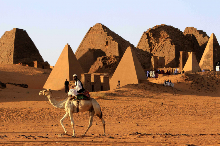 Piramidy w Merowe, około 200 km na północny wschód od Chartumu w Sudanie. Stanowiska archeologiczne w Merowe zostały wpisane na listę światowego dziedzictwa UNESCO w 2011 roku. Fot. PAP/EPA/MORWAN ALI