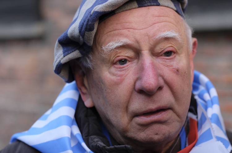 Były więzień na terenie byłego obozu Auschwitz I w dniu obchodów 72. rocznicy wyzwolenia niemieckiego obozu zagłady KL Auschwitz-Birkenau,  Oświęcim, 27 stycznia 2017 r. Fot. PAP/Andrzej Grygiel
