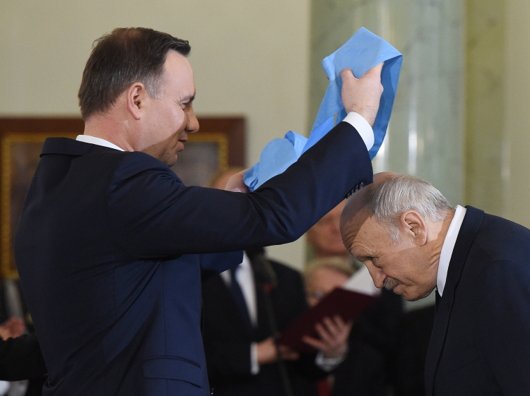 Rzeźbiarz Andrzej Pityński (P) odznaczony przez prezydenta Andrzeja Dudę (L) Orderem Orła Białego, 2017 r. Fot. PAP/Radek Pietruszka