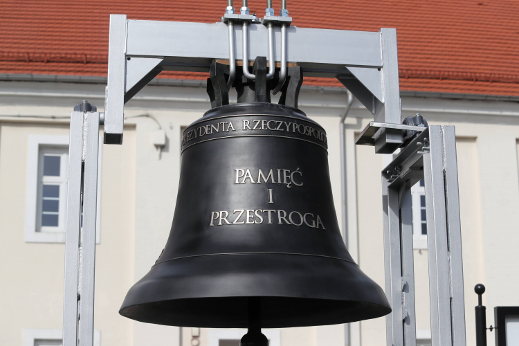 Dzwon "Pamięć i przestroga" podczas uroczystości jego odsłonięcia w 2019 r. Fot. PAP/Roman Zawistowski