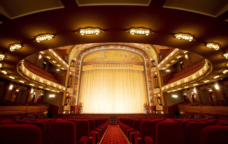Główna sala kina Pathe Tuschinski w Amsterdamie, 11 października 2021 r. Fot. EPA/KOEN VAN WEEL Strona: PAP/EPA