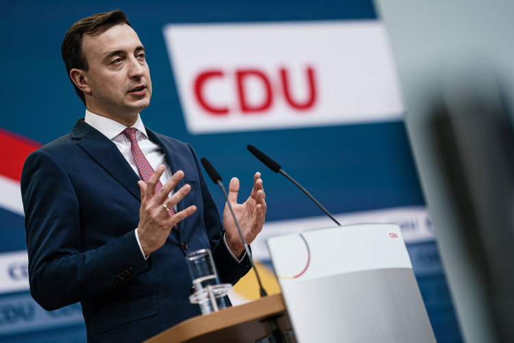 Sekretarz generalny Unii Chrześcijańsko-Demokratycznej (CDU) Paul Ziemiak przemawia podczas konferencji prasowej w Berlinie, Niemcy, 11 października 2021 r. Fot. EPA/CLEMENS BILAN / POOL Źródło: PAP/EPA.
