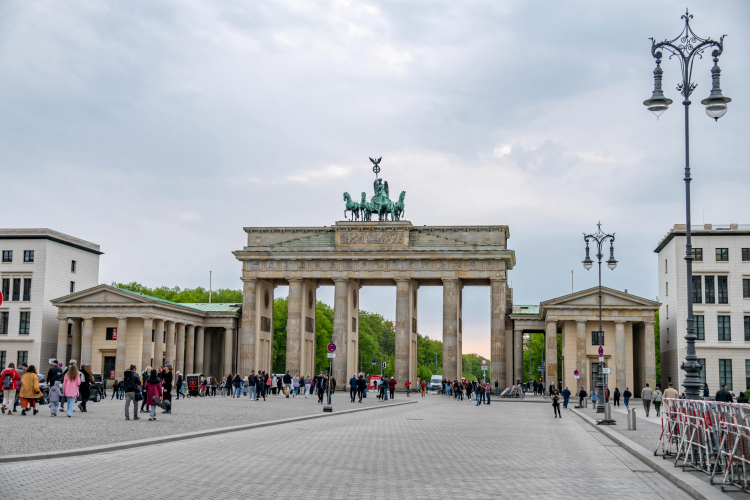 Brama Brandenburska w Berlinie. Fot. PAP/Jakub Kaczmarczyk