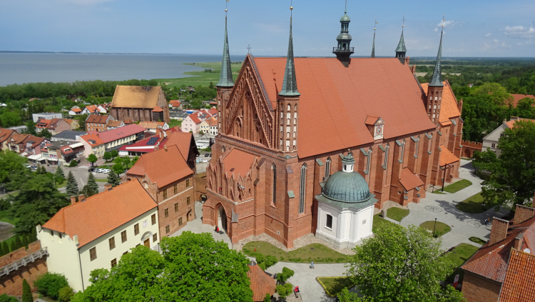 Bazylika archikatedralna pw. Wniebowzięcia Najświętszej Maryi Panny i św. Andrzeja. Gotycki kościół zbudowano w latach 1329–1388 na ufortyfikowanym wzgórzu (Wzgórze Katedralne). Jest miejscem pochówku astronoma Mikołaja Kopernika. Fot. PAP/Jerzy Uklejewski