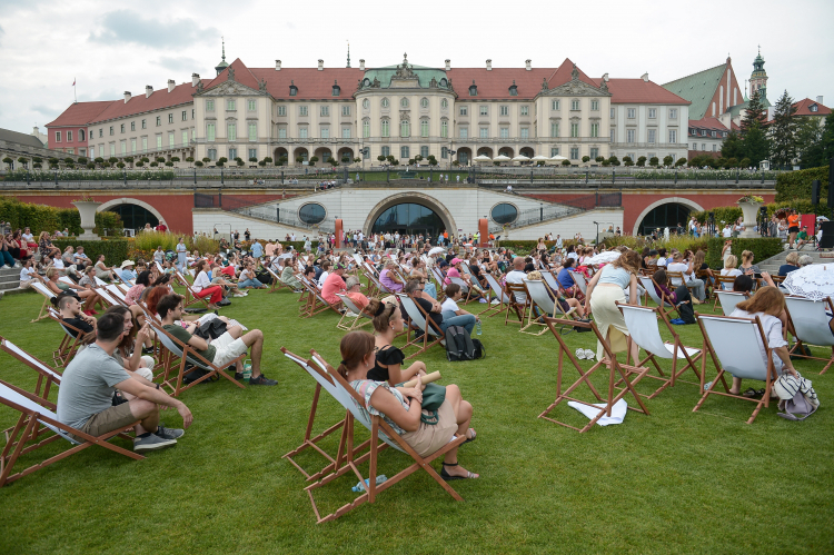 Piknik w ogrodach Zamku Królewskiego w Warszawie. Fot. PAP/Marcin Obara