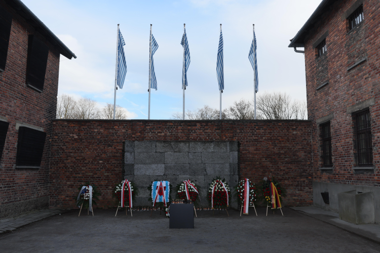 Ściana Pamięci w byłym niemieckim obozie nazistowskim Auschwitz w Oświęcimiu w Międzynarodowym Dniu Pamięci o Ofiarach Holokaustu. Fot. PAP/Leszek Szymański 