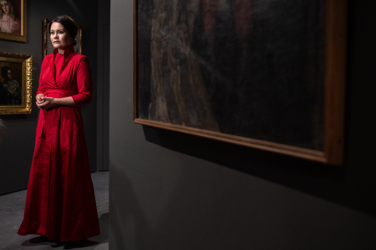Dyrektor placówki Katarzyna Mieczkowska na otwarciu wystawy „Co babie do pędzla?!” w Muzeum Narodowym w Lublinie. Fot. PAP/Wojtek Jargiło