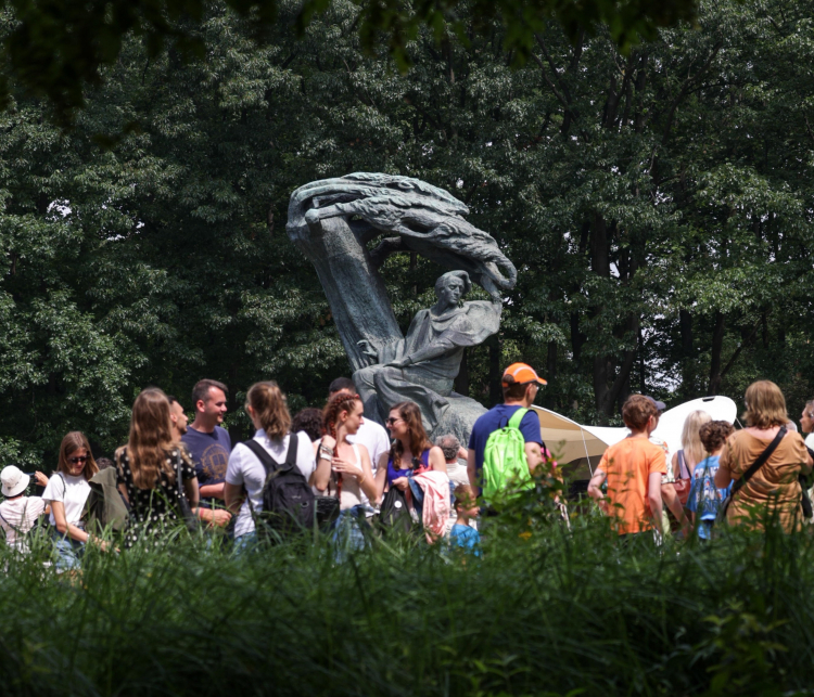 Przykryty na czas remontu pomnik Chopina zostanie odsłonięty na Konkurs Chopinowski