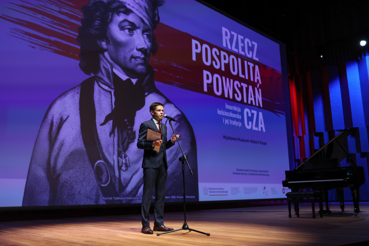 Dyrektor MHP dr hab. Marcin Napiórkowski podczas przedpremierowego zwiedzania wystawy „Rzeczpospolita powstańcza. Insurekcja kościuszkowska i jej tradycje” w Muzeum Historii Polski w Warszawie. Fot. PAP/Leszek Szymański