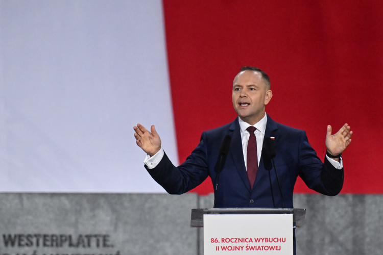 Gdańsk, 01.09.2025. Prezydent RP Karol Nawrocki przemawia podczas uroczystości przed Pomnikiem Obrońców Wybrzeża na Westerplatte w Gdańsku w ramach obchodów 86. rocznicy wybuchu II wojny światowej, Gdańsk, 1 września 2025 r. Fot. PAP/Adam Warżawa