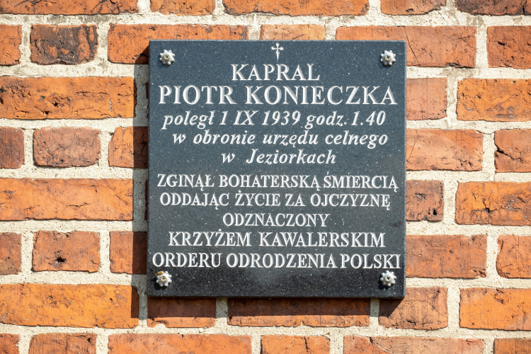 Śmiłowo, 1 września 2025 r. Tablica pamiątkowa na kościele pw. św. Małgorzaty Panny i Męczennicy i Matki Bożej Szkaplerznej w Śmiłowie k. Piły. Fot. PAP/Tytus Żmijewski