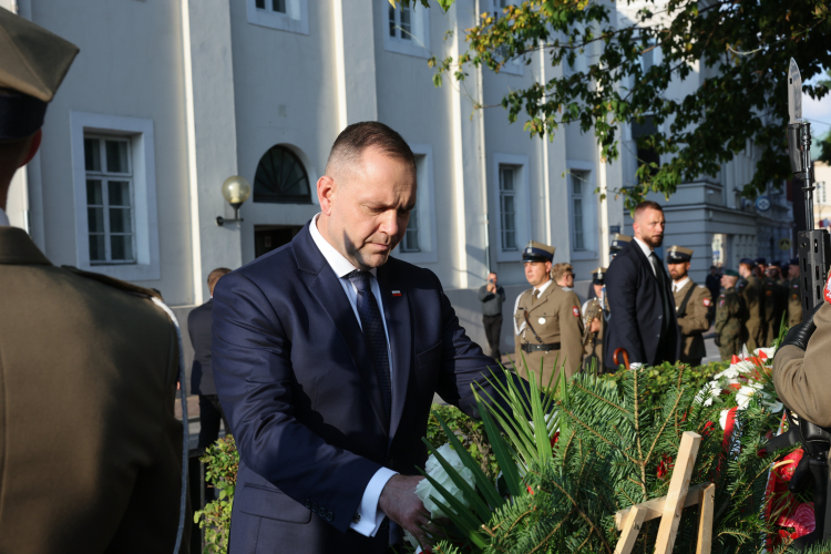 Wieluń, 1 września 2025 r. Prezydent RP Karol Nawrocki złożył wieniec przy pomniku upamiętniającym 1200 mieszkańców – ofiar niemieckiego bombardowania 1 września 1939 roku w Wieluniu. Fot. PAP/Marian Zubrzycki