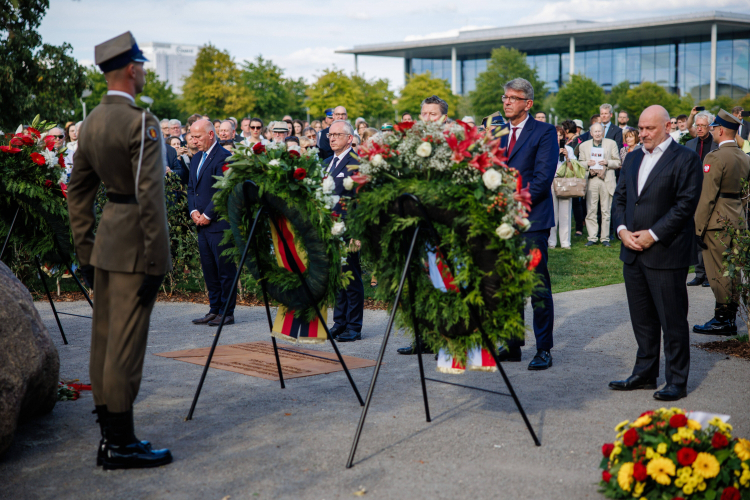 Od lewej: burmistrz Berlina Kai Wegner, charge d'affaires ad interim Rzeczypospolitej Polskiej w Niemczech Jan Tombinski, sekretarz stanu w Ministerstwie Spraw Zagranicznych Niemiec Geza Andreas von Geyr, minister kultury Niemiec Wolfram Weimer i minister finansów Brandenburgii Robert Crumbach stoją przed wieńcami podczas uroczystości upamiętniającej inwazję na Polskę w 1939 roku w Berlinie, Niemcy, 1 września 2025 roku. Fot. EPA/CLEMENS BILAN Strona: PAP/EPA