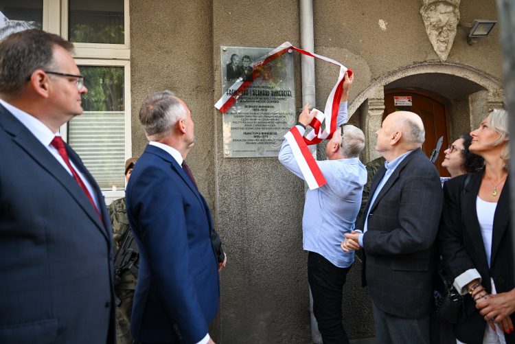Odsłonięcia tablicy upamiętniającej Franciszkę i Bernarda Binnebeselów - działaczy na rzecz polskości w Wolnym Mieście Gdańsku. Fot. PAP/Adam Warżawa
