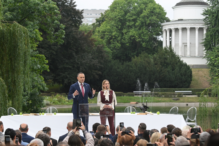  Prezydent Karol Nawrocki oraz pierwsza dama Marta Nawrocka podczas Narodowego Czytania poezji Jana Kochanowskiego w Ogrodzie Saskim w Warszawie. Fot. PAP/Marcin Obara