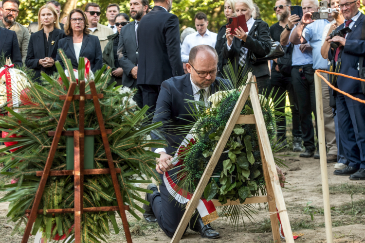 Pogrzeb ekshumowanych szczątków polskich ofiar zbrodni wołyńskiej na terenie dawnej wsi Puźniki, na pierwszym planie Marcin Przydacz, sekretarz stanu w Kancelari Prezydenta RP. Fot. PAP/Vladyslav Musiienko