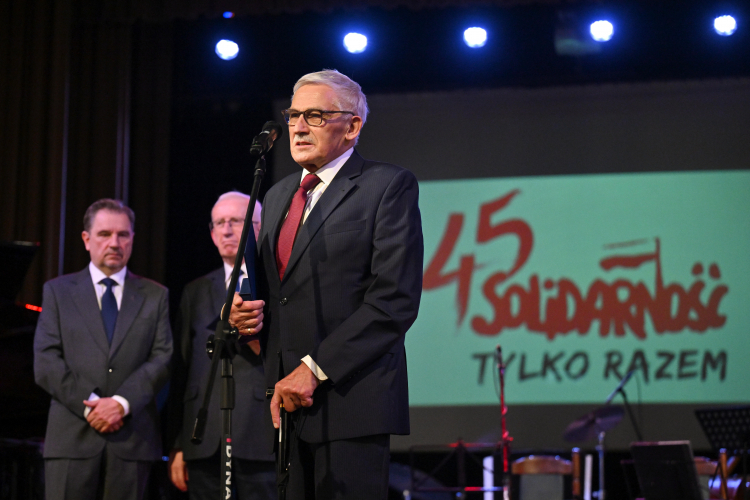 Piotr Duda, przewodniczący NSZZ Solidarność, a na pierwszym planie prof. Stanisław Bień podczas obchodów 45-lecia Solidarności w Kielcach. Fot. PAP/Piotr Polak