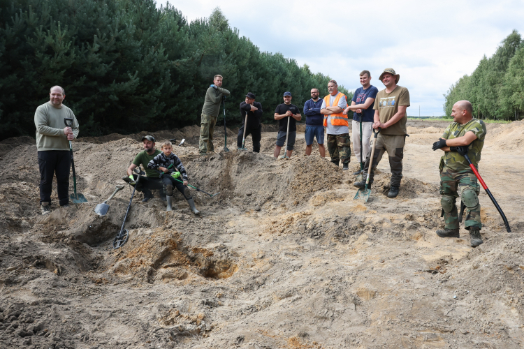 Uczestników akcji badawczo-archeologicznej we wsi Walewicet odnaleźli fragmenty samolotu PZL-37 B „Łoś”, zestrzelonego przez Luftwaffe 4 września 1939 r. Fot. PAP/Marian Zubrzycki