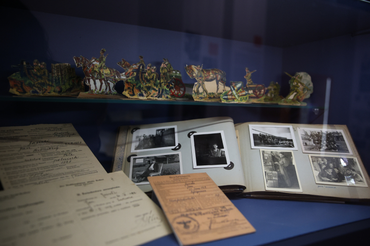 Fragment wystawy "Wojenne dzieci" w Fabryce Emalia Oskara Schindlera w Krakowie. Fot PAP/Łukasz Gągulski