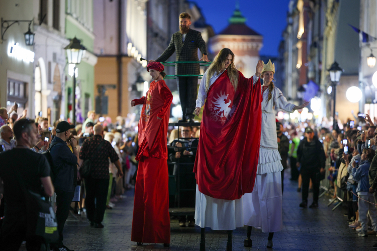 Widowisko plenerowe „Kronika Polska 1025–2025” na ulicach Krakowa. Fot. PAP/Łukasz Gągulski