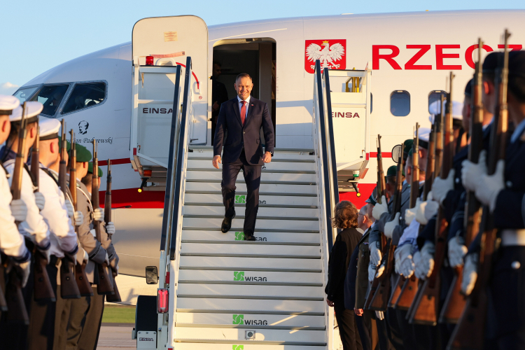 Prezydent Karol Nawrocki na lotnisku w Berlinie, 15 września br. Fot. PAP/Paweł Supernak