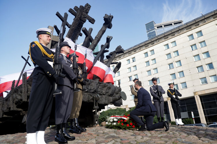 Wicepremier, minister obrony narodowej Władysław Kosiniak-Kamysz (C) upamiętnił ofiary sowieckiej agresji na Polskę przed Pomnikiem Poległym i Pomordowanym na Wschodzie na skwerze Matki Sybiraczki w Warszawie. Fot. PAP/Tomasz Gzell