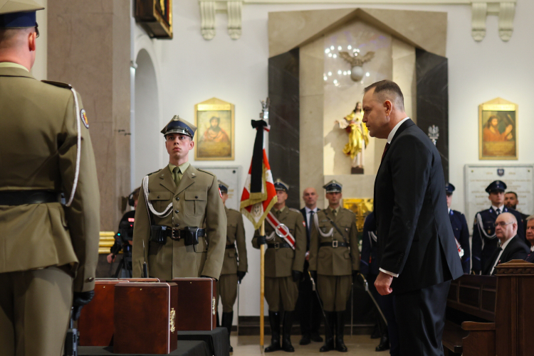 Prezydent RP Karol Nawrocki na mszy świętej w intencji ofiar zbrodni katyńskiej w Katedrze Polowej Wojska Polskiego w Warszawie. PAP/Leszek Szymański
