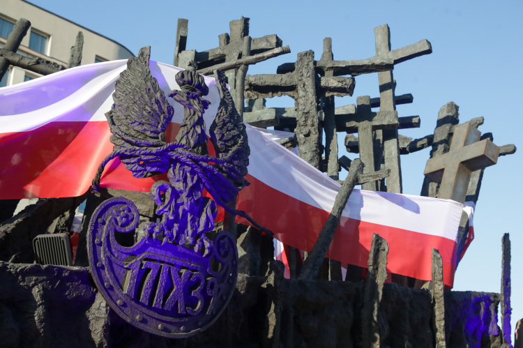 Uroczystości w 86. rocznicę agresji sowieckiej na Polskę przed Pomnikiem Poległym i Pomordowanym na Wschodzie na skwerze Matki Sybiraczki w Warszawie. Fot. PAP/Tomasz Gzell