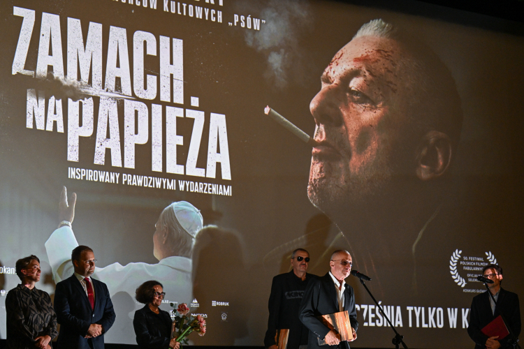 Reżyser Władysław Pasikowski (3P) i aktor Bogusław Linda (2P) podczas przedpremierowego pokazu filmu „Zamach na papieża” w rzeszowskim Kinie Zorza, 17 bm. Fot. PAP/Darek Delmanowicz