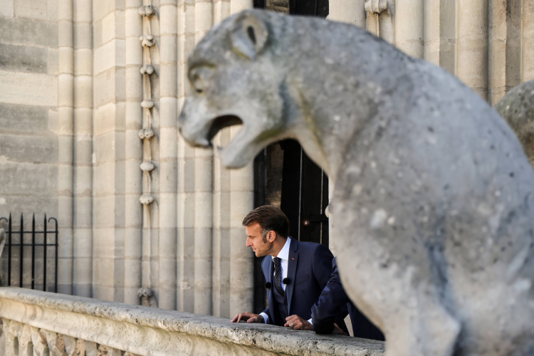 Prezydent Francji na jednej z wież Notre Dame. Fot. PAP/EPA/Ludovic Marin