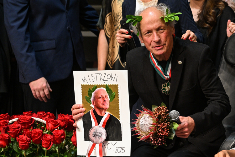 Aktor Paweł Wawrzecki podczas uroczystości z okazji jubileuszu 50-lecia jego pracy artystycznej na Scenie Dużej Teatru Kwadrat w Warszawie. Fot. PAP/Radek Pietruszka
