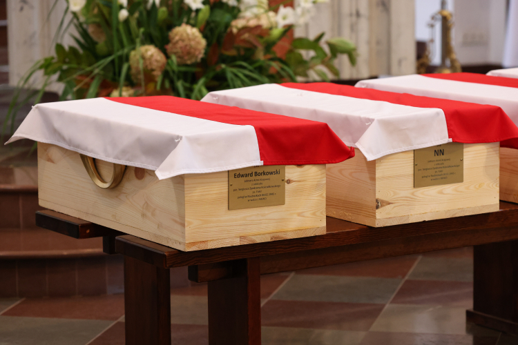 Msza święta żałobna w intencji poległych żołnierzy Armii Krajowej w kościele św. Apostołów Piotra i Pawła w Wilnie. Fot. PAP/Albert Zawada