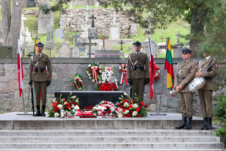 Ceremonia złożenia kwiatów przy Mauzoleum Matki i Serca Syna na Cmentarzu na Rossie w Wilnie. Fot. PAP/Albert Zawada 