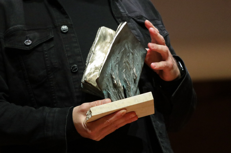 Statuetka przyznawana w plebiscycie Wydarzenie Historyczne Roku. Fot. PAP/Tomasz Gzell