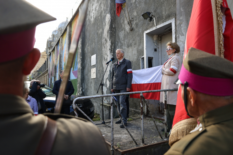 Obchody upamiętniające Ofiary Zbrodni Ponarskiej w Wilnie i na Wileńszczyźnie. Wujek zamordowanego Augustyna Piórki, Gabriel Kamiński, na upamiętnieniu ofiar represji w miejscu zlikwidowanego więzienia w Łukiszkach w Wilnie. Fot. PAP/Albert Zawada