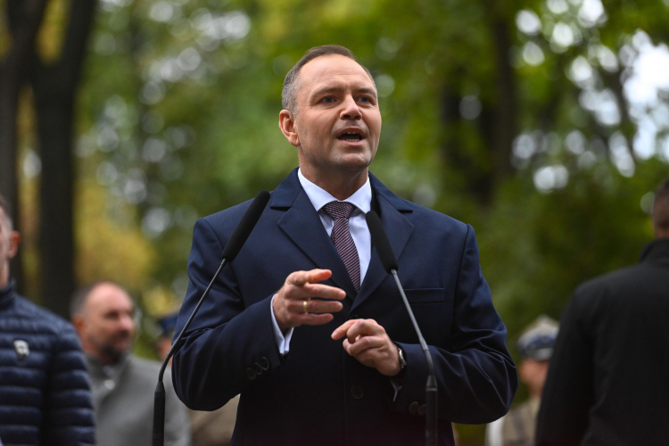 Prezydent RP Karol Nawrocki podczas uroczystości pogrzebowych uczestnika wojny polsko-bolszewickiej, agenta wywiadu, żołnierza Armii Krajowej, pisarza Sergiusza Piaseckiego. Fot. PAP/Piotr Nowak