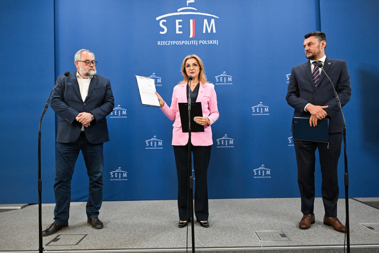 Od lewej: posłowie KO Piotr Adamowicz i Joanna Frydrych oraz szef Urzędu do Spraw Kombatantów i Osób Represjonowanych Lech Parell. Fot. PAP/Radek Pietruszka