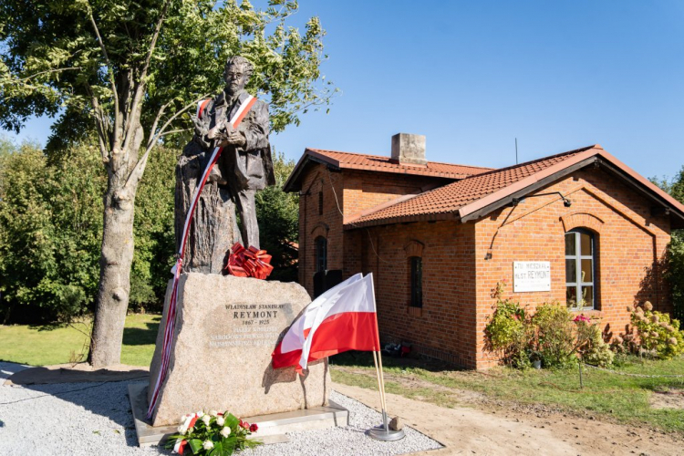 Pomnik Reymonta w Lipcach. Fot. lodzkie.pl