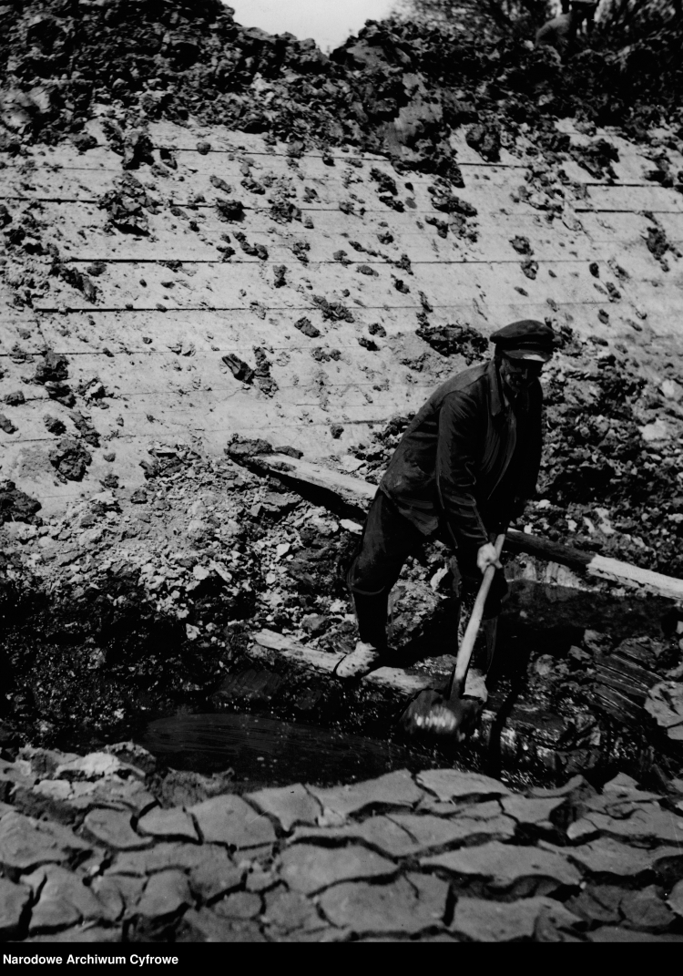 Swoszowice. Mężczyzna podczas pobierania mułu na kąpiele siarkowe, 1943 r. /Źródło: NAC