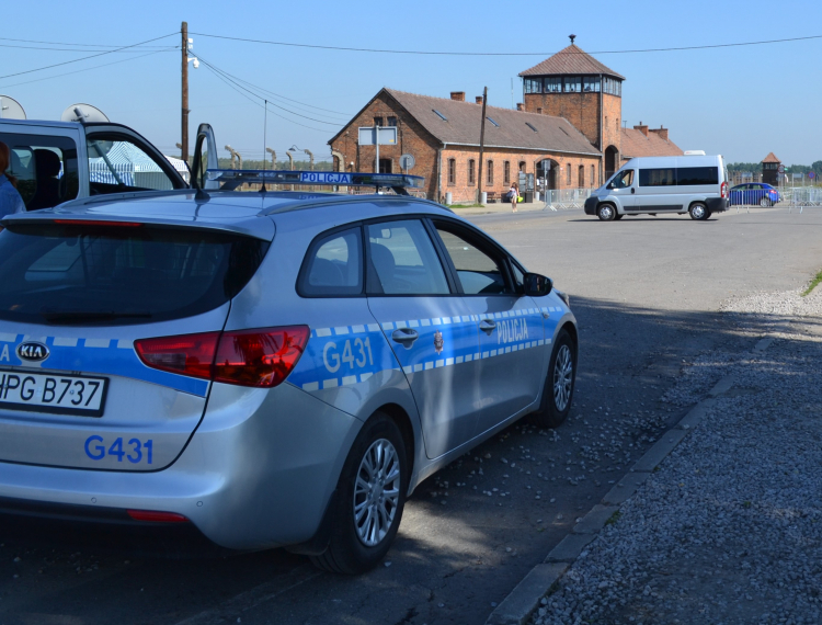 Samochód policyjny na tle byłego obozu Auschwitz-Birkenau. Fot. Komenda Powiatowa Policji w Oświęcimiu
