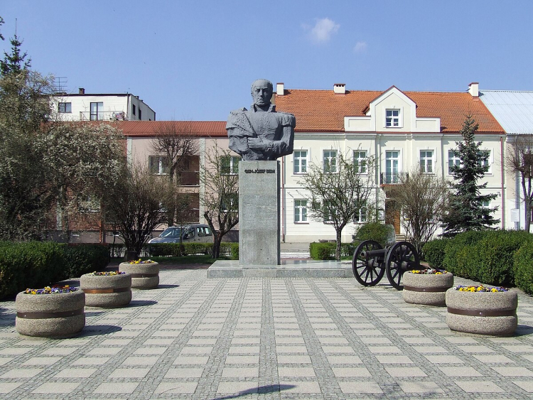 Pomnik gen. Józefa Bema i replika armaty w Ostrołęce. Fot. domena publiczna