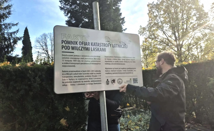Tablica z informacją o ustaleniach w sprawie katastrofy lotniczej pod Wilczymi Laskami w 1944 r. Fot. szczecinek.pl