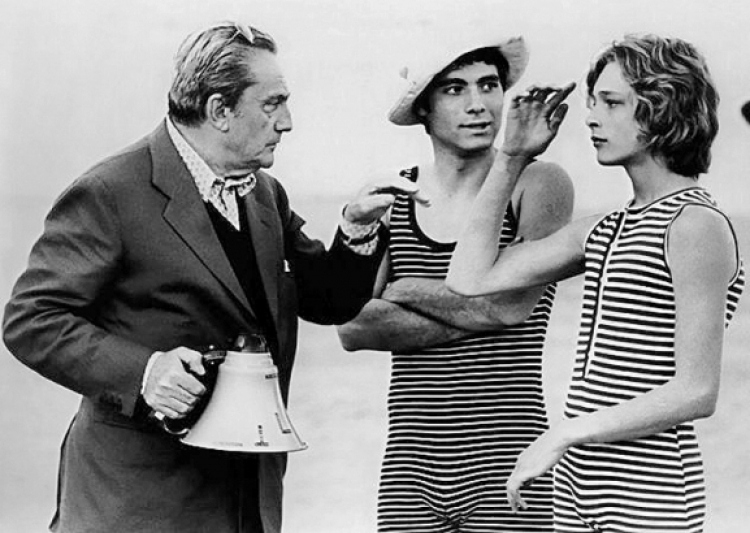 Od lewej: Luchino Visconti, Sergio Garfagnoli i Björn Andrésen podczas zdjęć do "Śmierci w Wenecji" w 1971 r. Fot. Unknown photographer, Public domain, via Wikimedia Commons