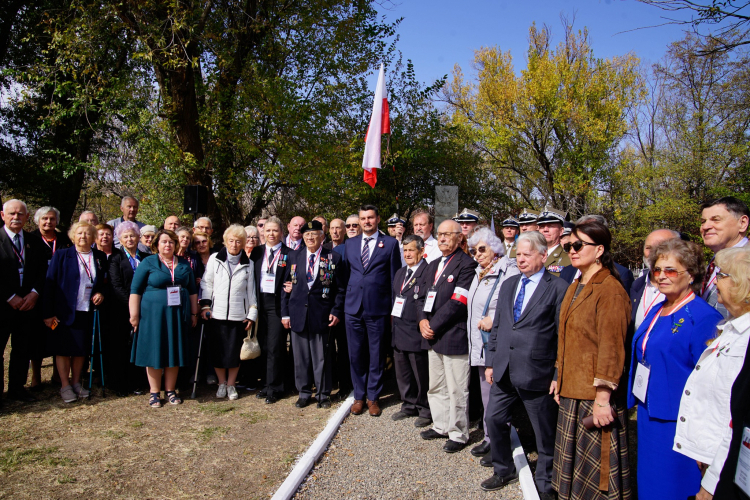 Lech Parell, szef Urzędu do Spraw Kombatantów i Osób Represjonowanych, oraz marszałek Senatu Bogdan Borusewicz z uczestnikami uroczystości na polskim cmentarzu wojennym w Szokpak Baba w Kazachstanie. Fot. UdSKiOR