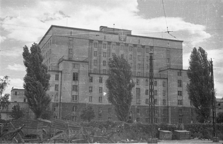 Warszawa, 1946. Dom Akademicki przy Placu Narutowicza wybudowano w latach 1923-1930 według projektu Kazimierza Tołłoczko jako dom studencki Politechniki Warszawskiej. Po wojnie mieściły się w nim biura CZM. Studenci Politechniki Warszawskiej wprowadzili się do niego w grudniu 1946 roku. Nz. Dom Akademicki widziany od strony Placu Narutowicza. Fot. PAP/Jerzy Baranowski