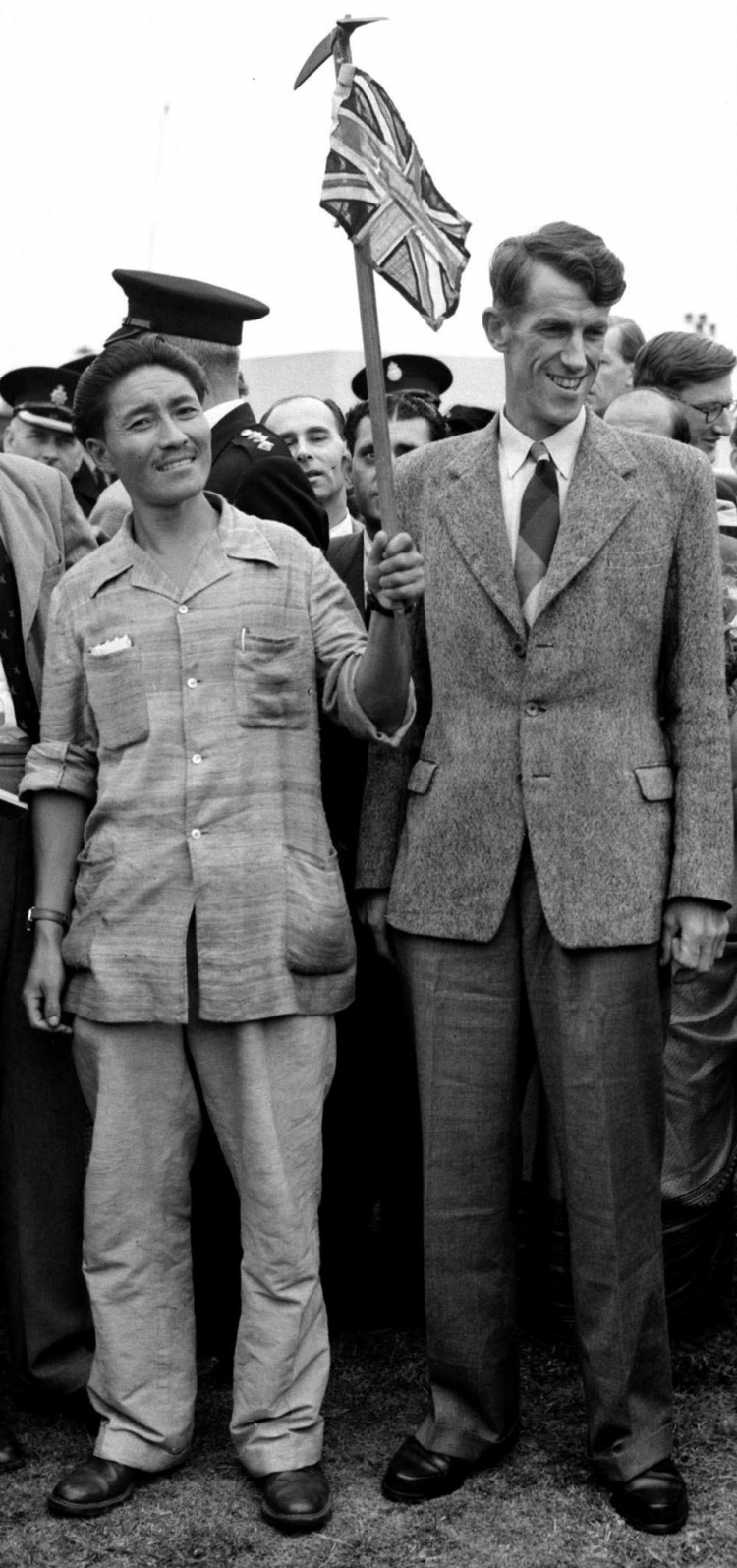 Zdjęcie archiwalne z 3 lipca 1953 roku przedstawiające zdobywców Mount Everestu, Edmunda Hillary’ego (P) i Szerpę Tenzinga Norgaya (L), na lotnisku Heathrow w Londynie, po powrocie z wyprawy. Fot. PAP/EPA PHOTO PRESS ASSOCIATION/ARCHIWUM