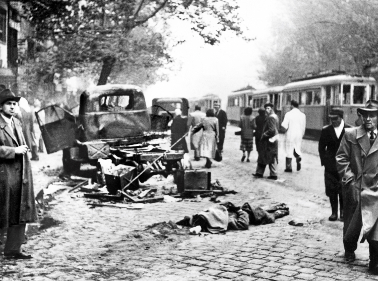 Budapeszt, październik 1956 r. Cała zabitych na jednej z ulic stolicy Węgier. Fot. PAP/KEYSTONE
