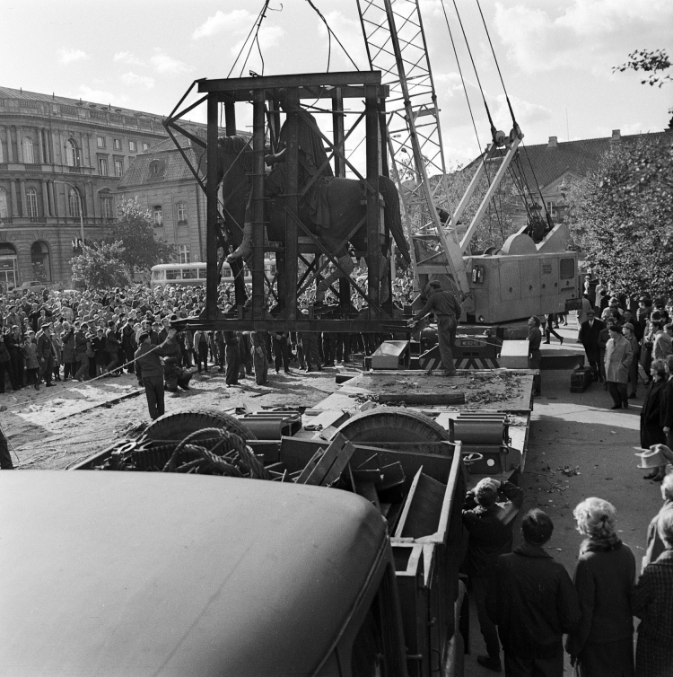 Ostatnie przenosiny pomnika księcia Józefa Poniatowskiego - z Łazienek przed Pałac Namiestnikowski